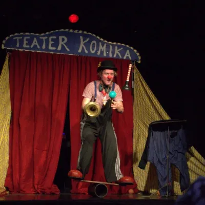 Klaun 
hudobníkom