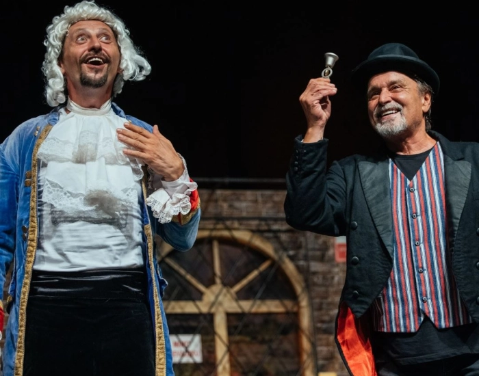 Lord Norton a sluha James (Latinák)